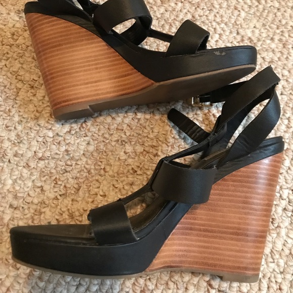 Super cute wedge sandals. - Picture 3 of 7